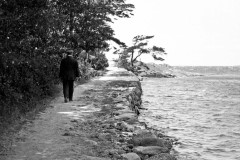 1914, Särö, Bob Philip promenerar på strandvägen